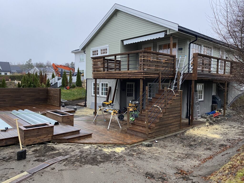 Terrasse og veranda under bygging.