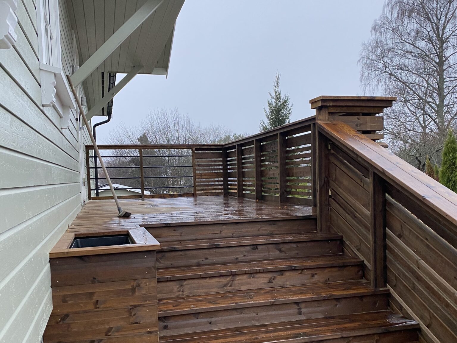 Trapp og veranda ferdig bygget.