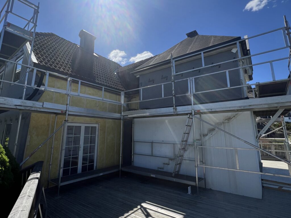 Vegg med balkongdør som etterisoleres.