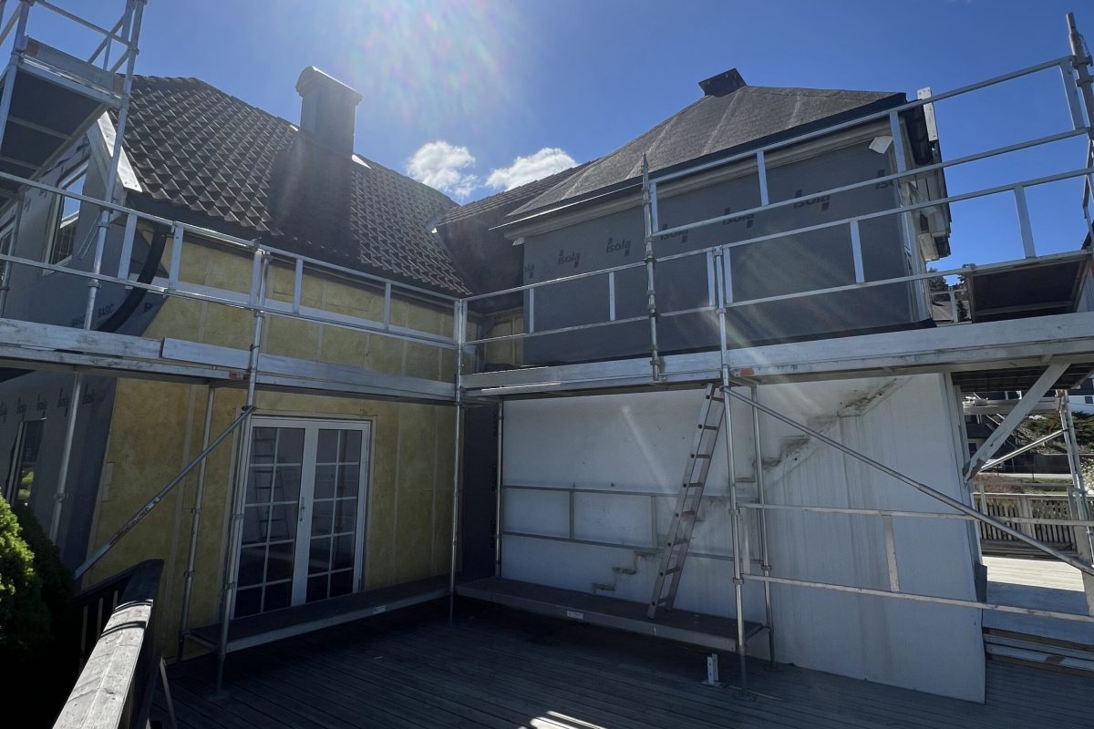 Vegg med balkongdør som etterisoleres.